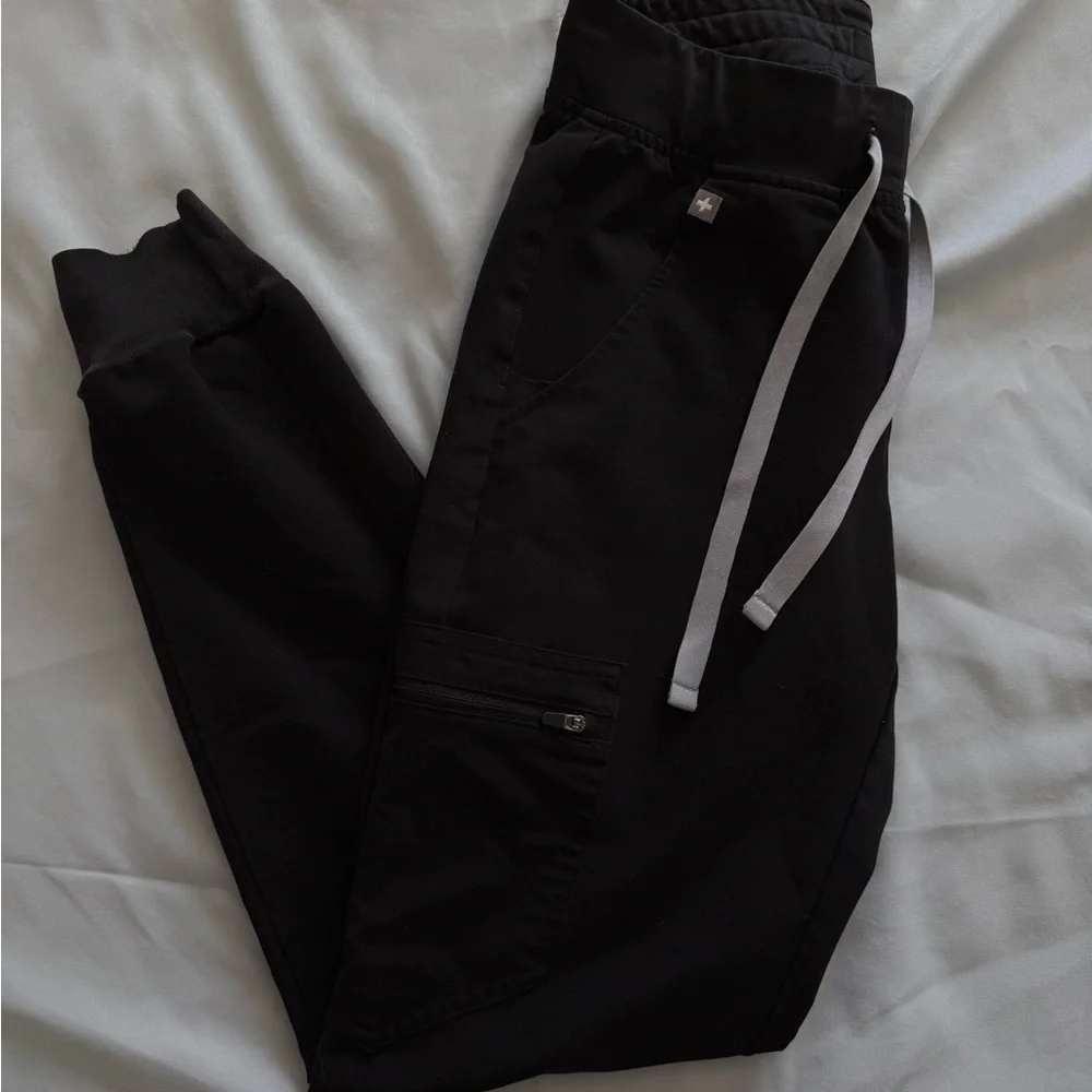 Women’s FIGS Zamora Jogger Scrub Pants - Picture 2 of 5